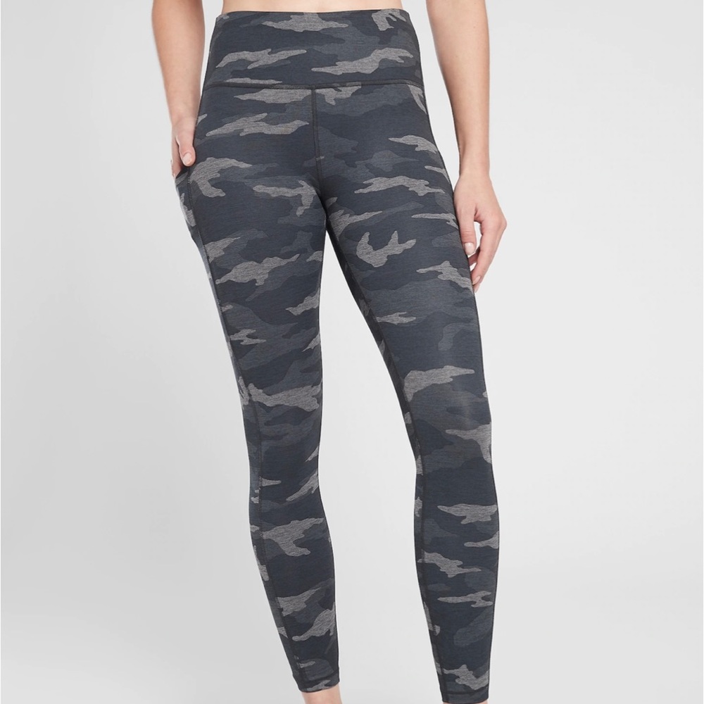 Athleta Ultimate Stash Pocket Camo 7/8 Tight Sz M